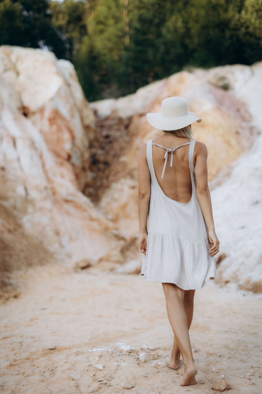 backLESs šaty